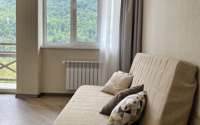 S Balkonom U Podnozhiya Khrebta Aibga Apartments