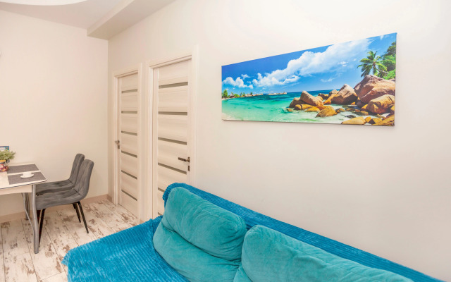 U Morya S Basseinom v ZhK Solnechnyij apt12 Apartment
