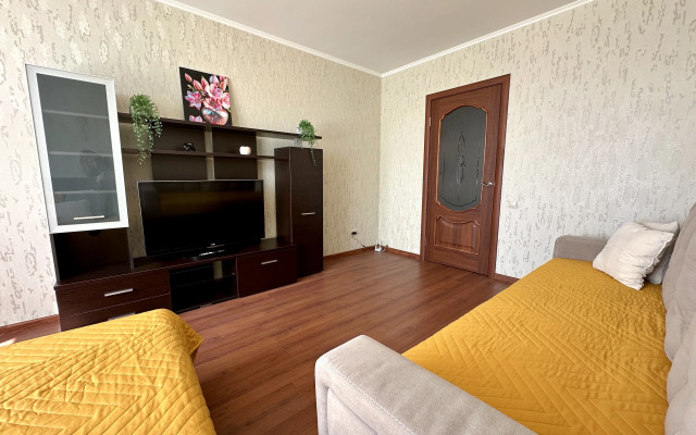 Aktiniya, Ryadom s TTS Mikhaylovskiy Apartments