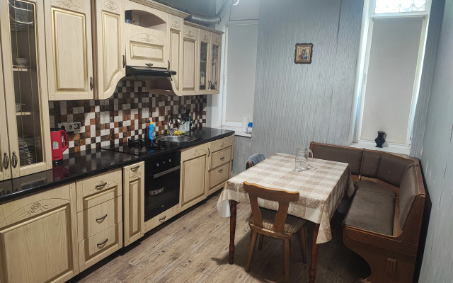 Trekhkomnatnaya v Sukhumi na Beregu Morya Flat