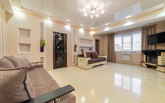 Prostornaya dlya gostey 6kh s kaminom i vidom na more Flat
