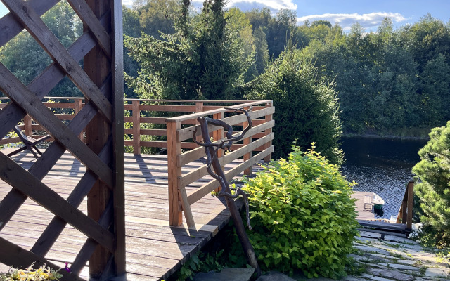 Частный дом у реки