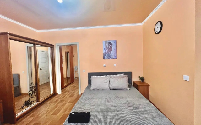 Квартира Светлая, чистая студия Вояж на Геологоразведчиков 44А