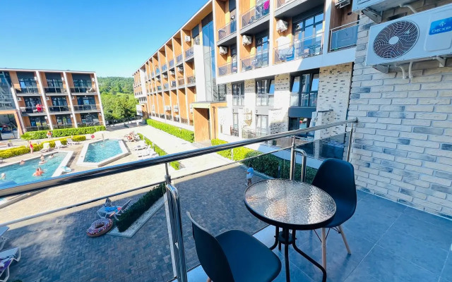 Tryokhkomnatnaya kvartira s vidom na basseyn Apartments