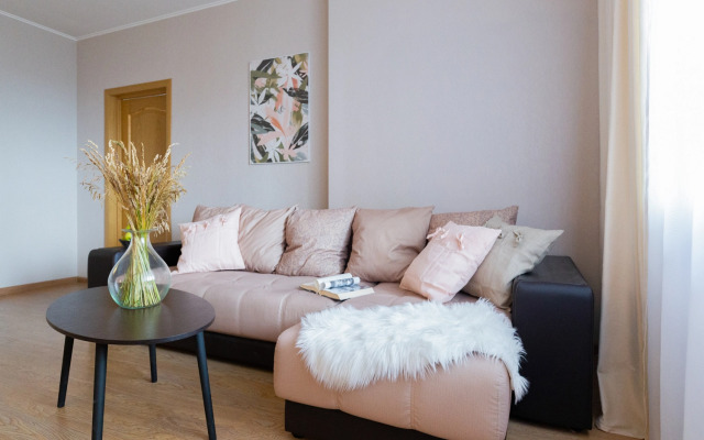 Semejnaya Dvuhkomnatnaya u Zooparka s Gamakom na Lodzhii Flat