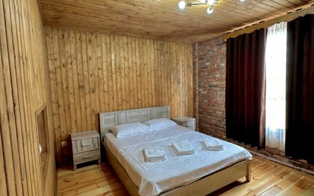 Pod Klyuch GudaLoft Guest House