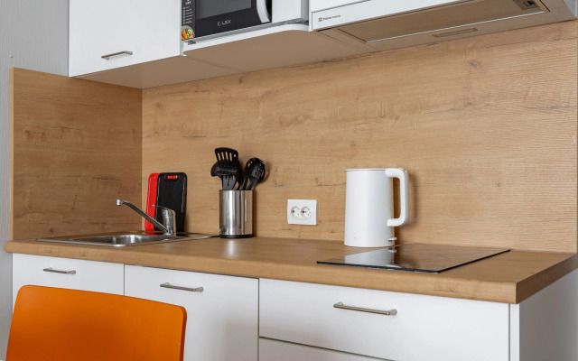 Studiya u Metro Parnas Apartments
