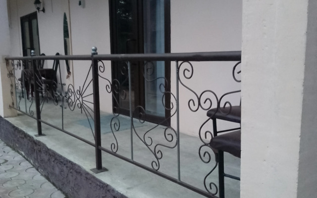 Yuzhny M Guest House