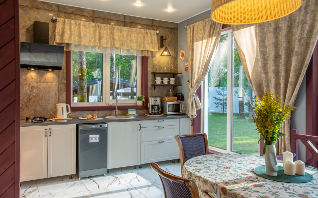 Tiffani Delyuks Guest House