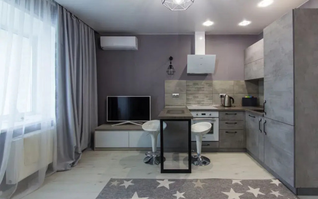 Evrodukhkomnatnaya so stilnym remontom v tsentre Flat