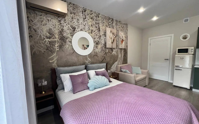 Dlya Tryokh Gostey S Balkonom Apartments