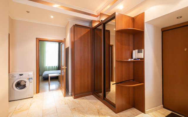 Ryadom S Krasnoy Ploschadyyu Flat