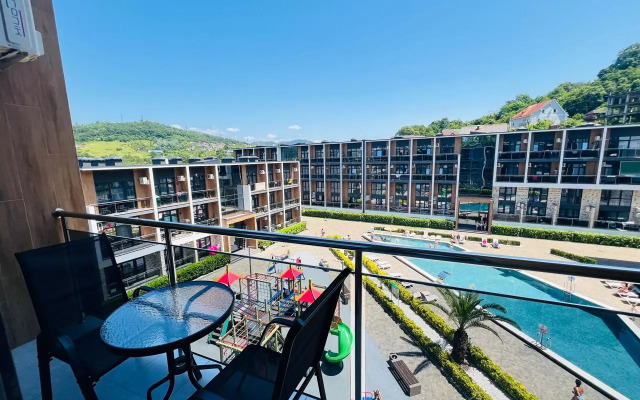 Uyutnye apartamenty s vidom na basseyn Apartments