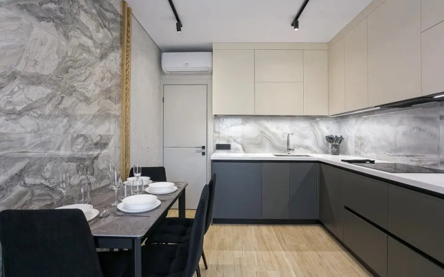 Апартаменты с бассейном в окружении леса и гор