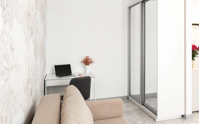 Апартаменты-студия Цветы 30 кв.м. с двуспальным диваном и панорамными окнами, 6 этаж