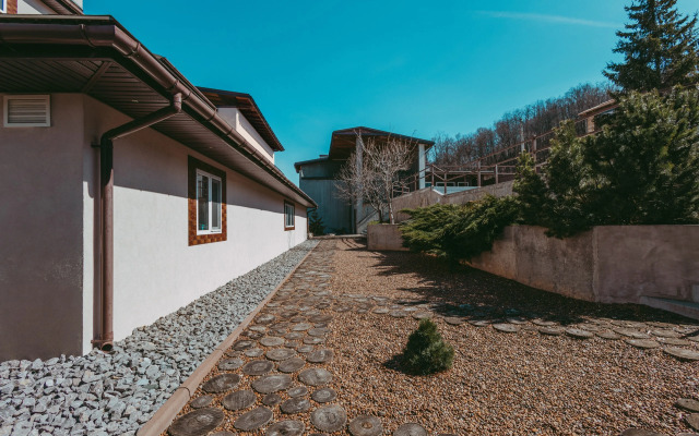 Гостевой дом Биография