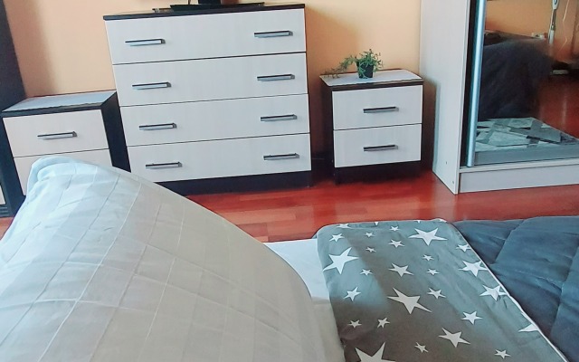 Uyutnaya kvartira s shikarnym vidom iz okna Flat
