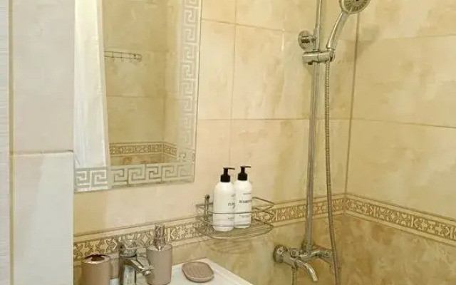 Dvushka Ryadom S Tts Yarmarka I Vokzalom Flat