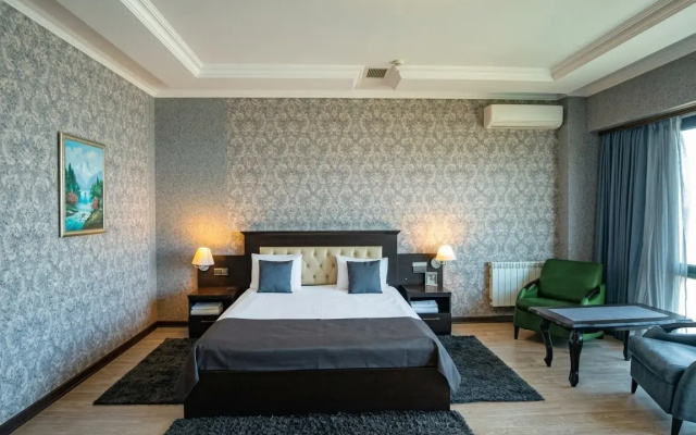 Golden STR Hotel