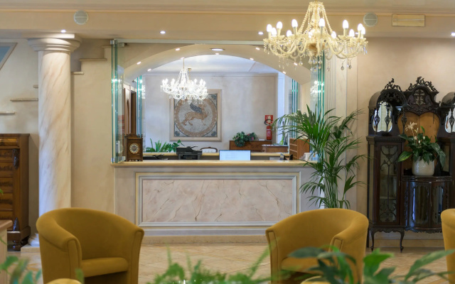Отель Regina Del Garda Suite
