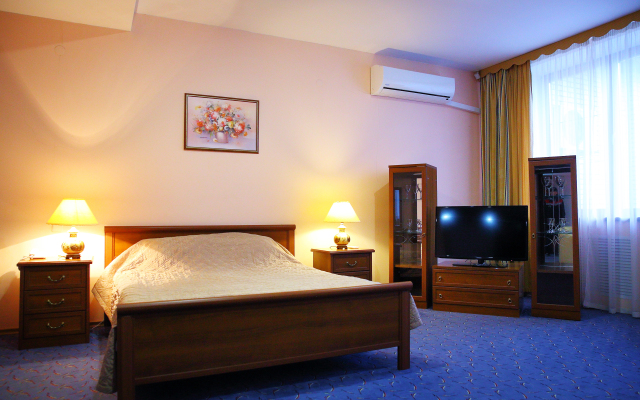 Gostinichno-Razvlekatelnyij Kompleks Kontinent Hotel