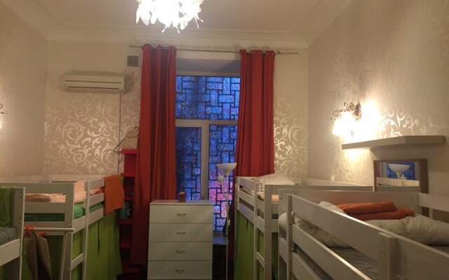 Oranzh Hostel
