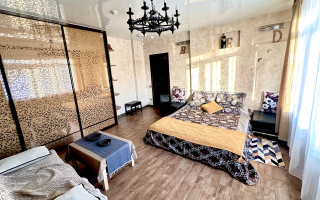 Частный дом с прудом террасами джакузи