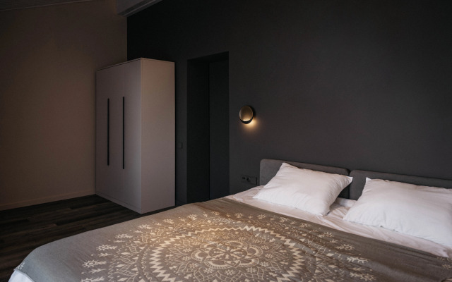 Trekhurovnevye Bezmyatezhnosty Ekho Gor Apartments
