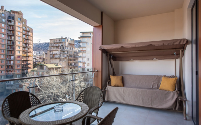 S Prostornoy Terrasoy i Vidom na Park Apartments