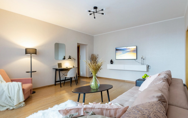 Semejnaya Dvuhkomnatnaya u Zooparka s Gamakom na Lodzhii Flat