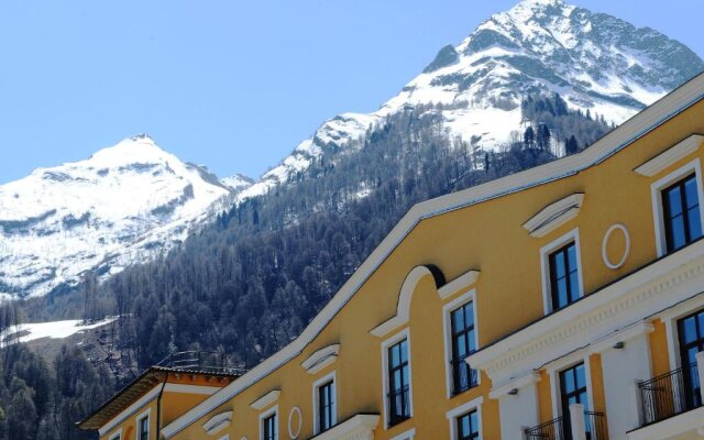 2-Bedroom Apartment with River and Mountain Views