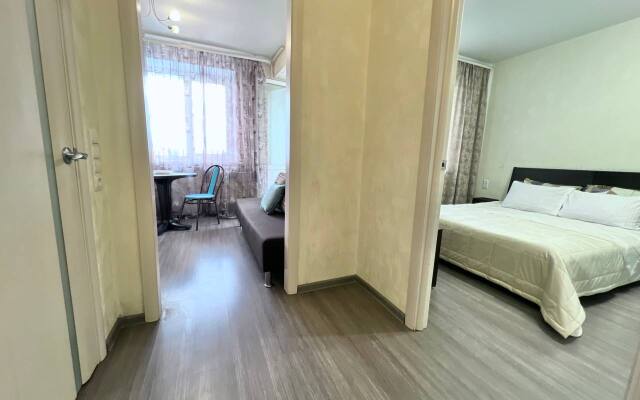 Komfot S Tremiya Spalnymi Mestami Flat