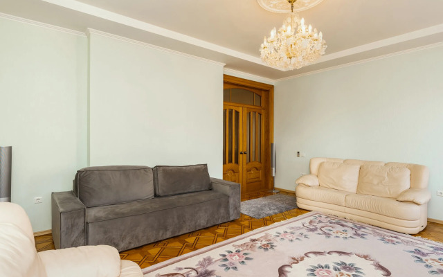 Pyatikomnatnaya V Tsentre Yalty Flat