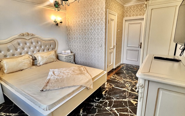 Golden Hotel