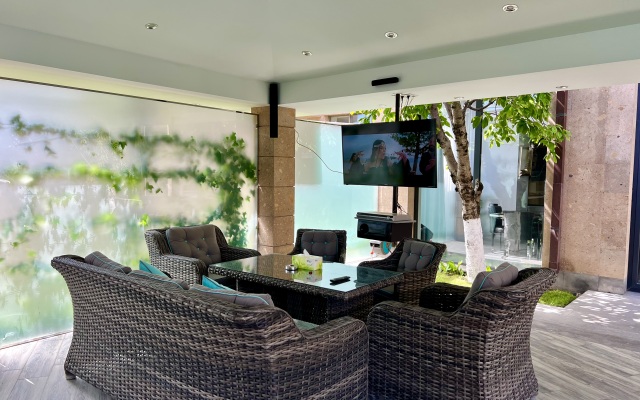 Luxury Villa With Pool and Jacuzzi