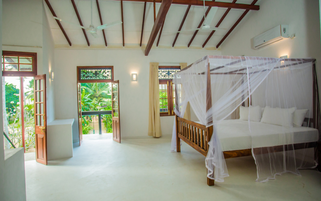 South Point Surf House - 5 bedrooms sleeps 14 Villa