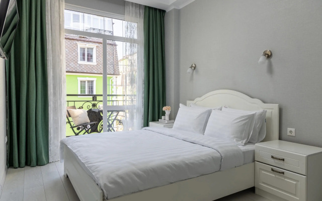 Red Apartments Art Layt Siti Charlz Apartments