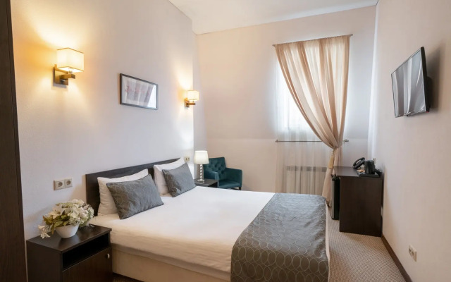 Maksim Gorykiy Hotel