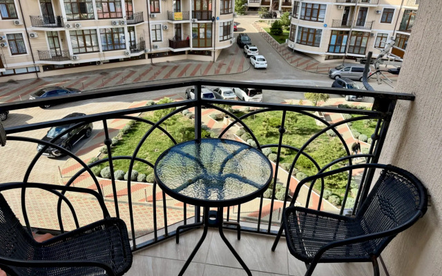 Квартира 121 с балконом в ЖК Черноморский Толстый мыс