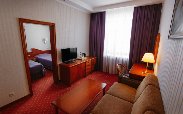 Neftyanik Na Tolstogo Business Hotel