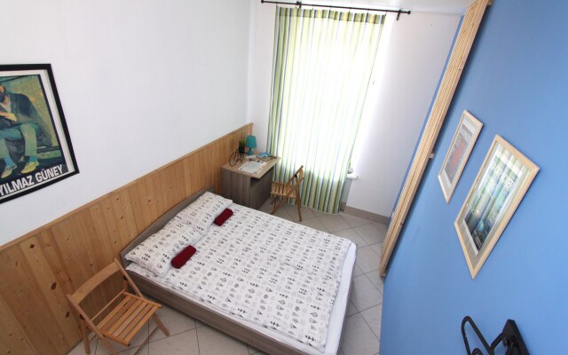 BedAndBike Hostel