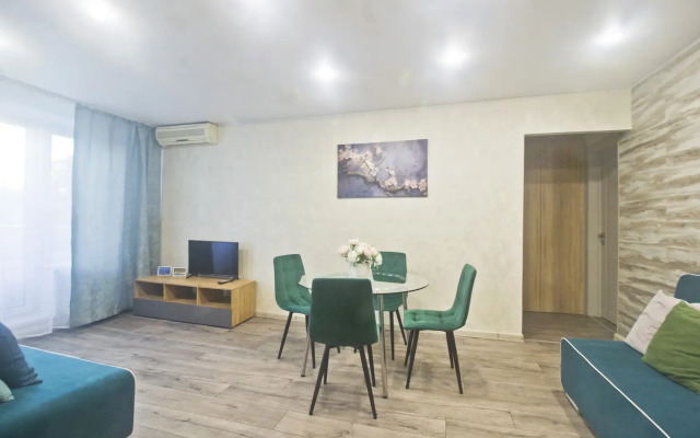 Квартира Tpехкoмнaтнaя возлe метpо Шaбoлoвcкaя