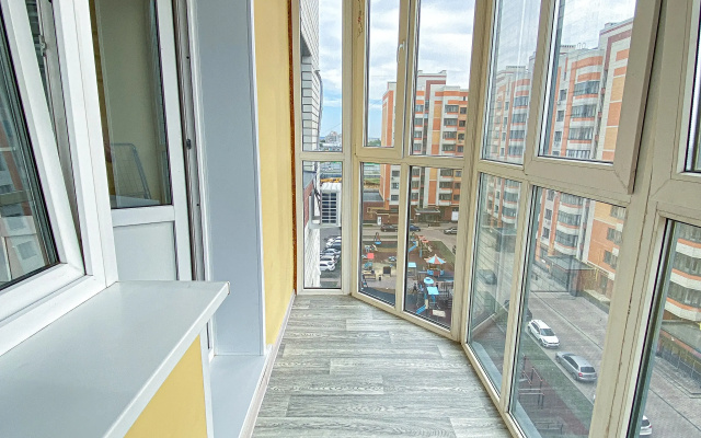 Kvartira s Panoramnym Balkonom v Novom Mikrorajone nedaleko ot Vyezda iz Goroda