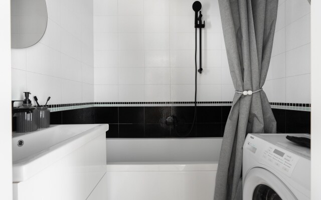 S konditsionerom i shikarnym dizaynerskim remontom Flat