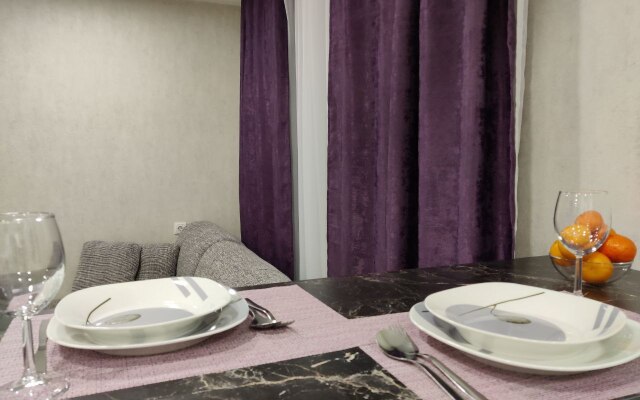 V Tsentre Neftyanikov Flat