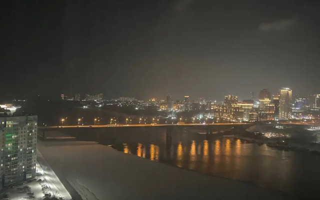 Квартира с видом на мост и реку Обь