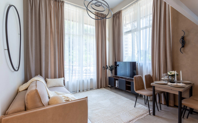 Dvukhurovnevaya U Reki S Vidom Na Goru Flat