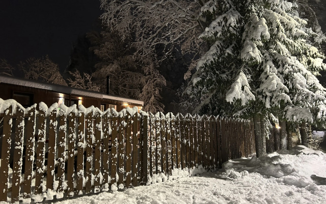 U Ozera S Terrasoy Sosnovy Dom Private house