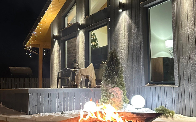 Частный дом у озера