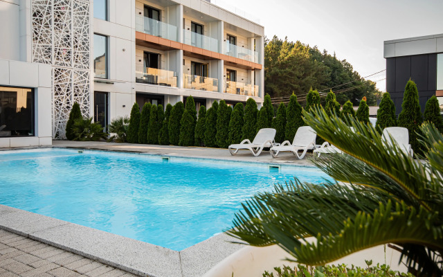 Semeynye S Letnim Basseynom V Zhk Daymond Apartments